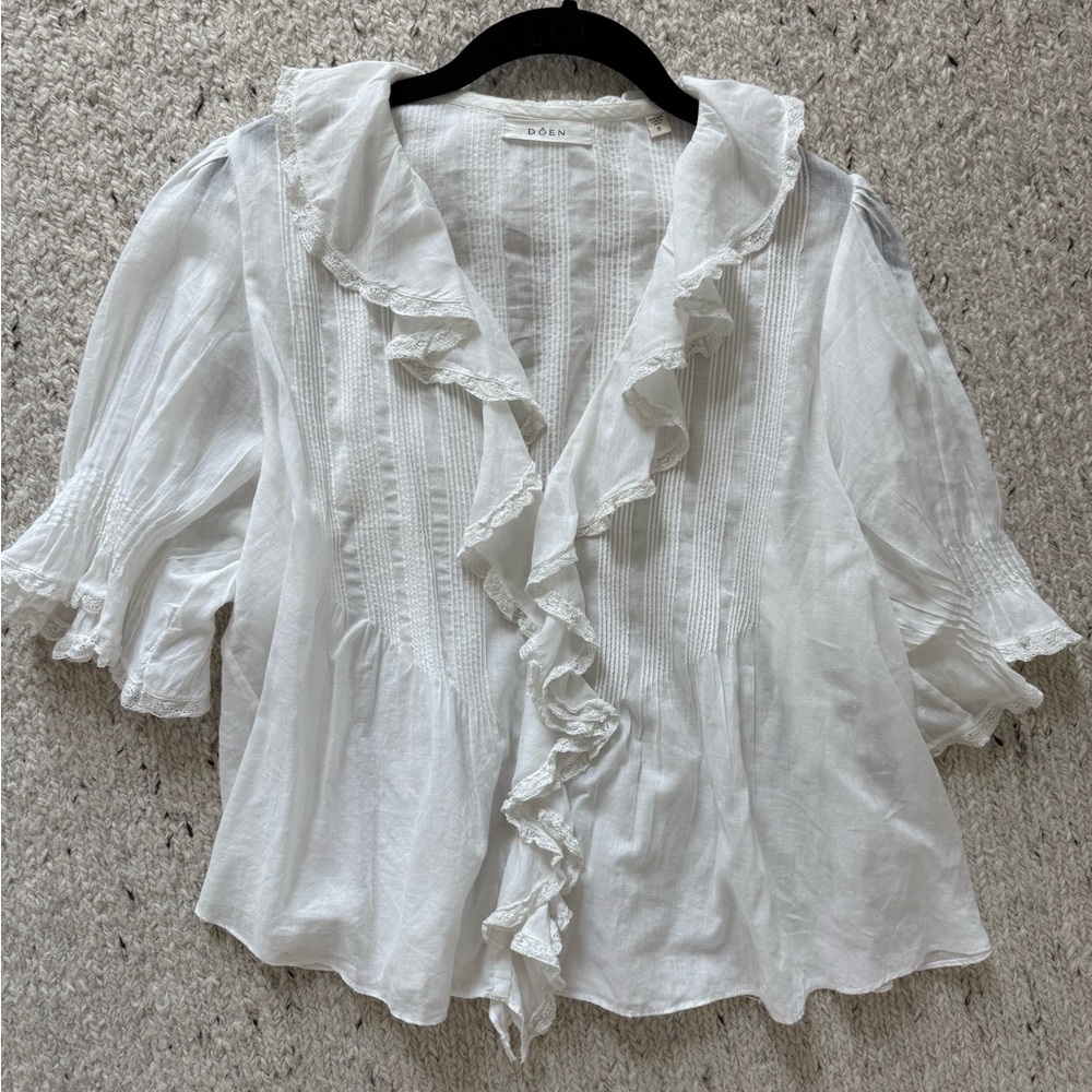 Doen White Ruffled Blouse with Flutter Sleeves